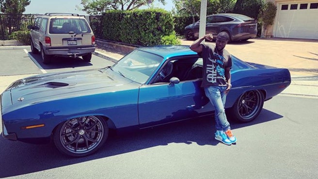 Photo! Comedian Kevin Hart survives grisly road accident