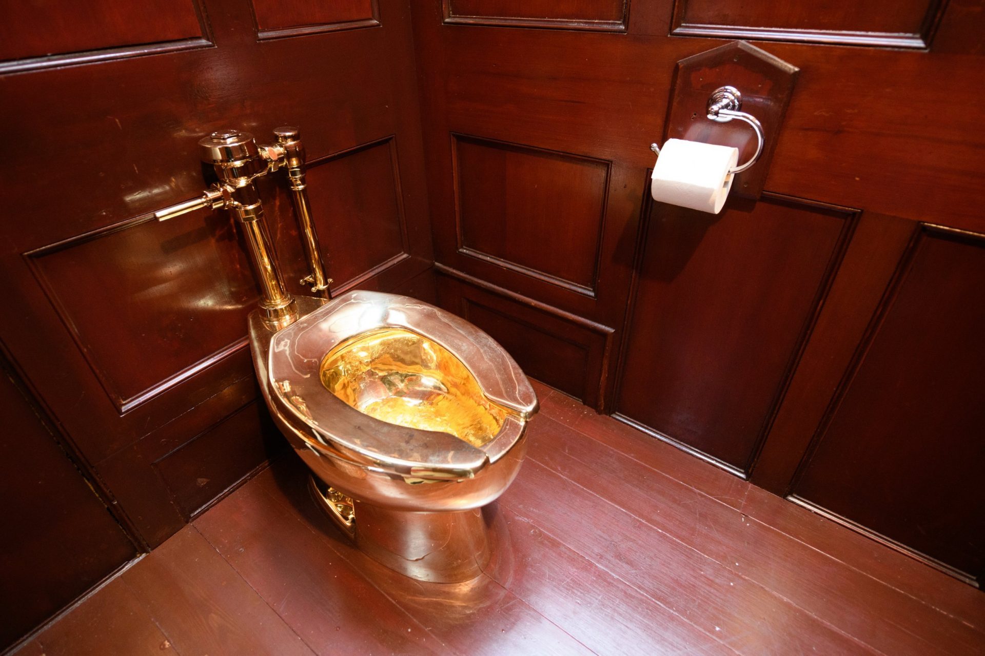 Thieves Steal Sh1.8 million Worth Gold Toilet From England’s Blenheim Palace
