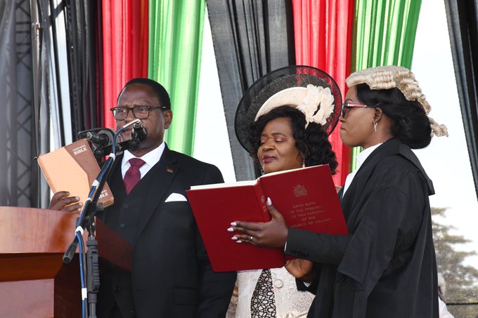 Malawi swears in a new president