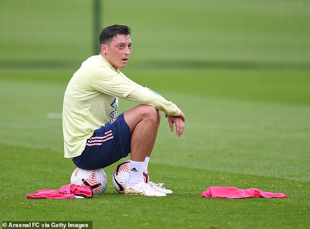 Arsenal Manager in heated war of words with Ozil’s agent