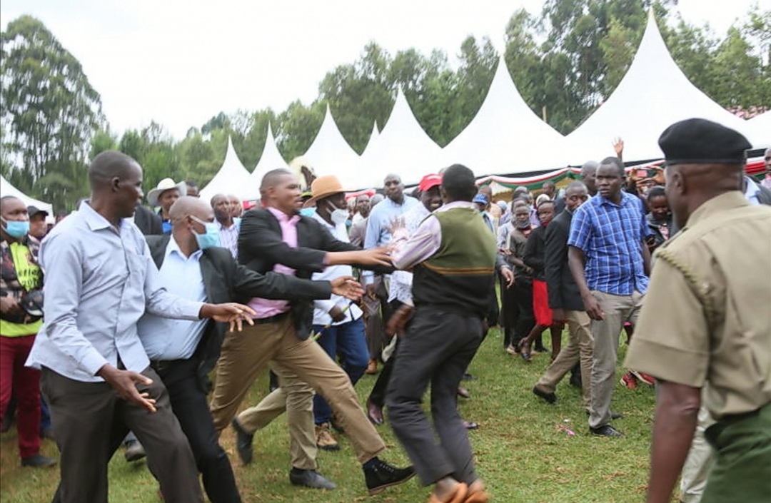 Security lapse as DP Ruto is slapped in Mathioya – Photos