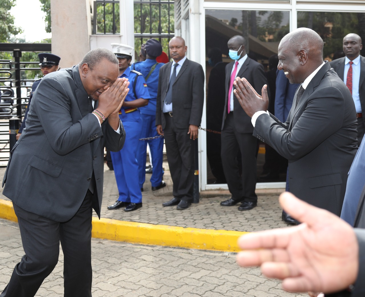 Uhuru avoids Ruto’s handshake as they meet for Kibaki’s body viewing