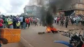 Locals spotted robbing a supermarket in Nyeri during the ongoing Matatu strike that has paralyze